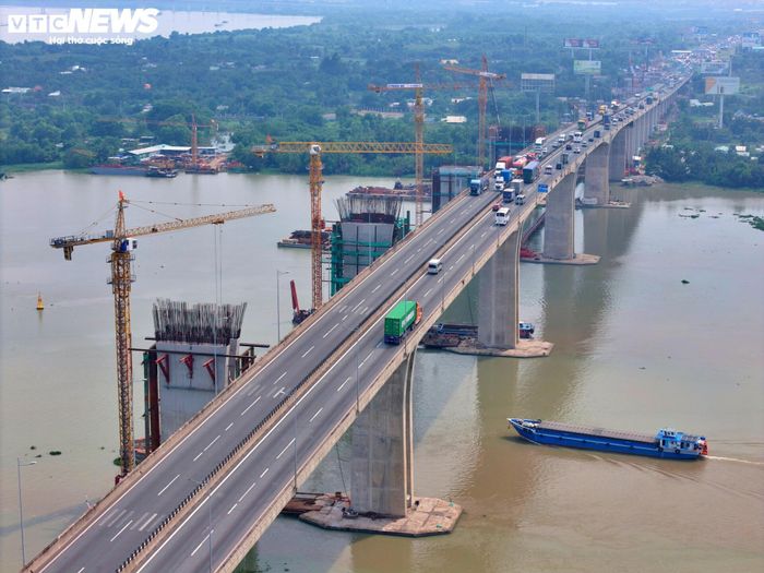 Bên cạnh ý nghĩa về hạ tầng giao thông, công trình còn được kỳ vọng tạo động lực thu hút đầu tư, thúc đẩy giao thương và mở rộng không gian phát triển giữa TP.HCM và Đồng Nai. Theo kế hoạch, cầu Long Thành 2 sẽ được hợp long vào cuối năm nay, các hạng mục phụ trợ sẽ hoàn thành vào đầu năm tới trước khi tiếp tục triển khai các công đoạn còn lại của dự án.