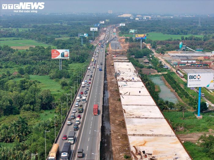 Tại phía bờ Đồng Nai, nhiều trụ cầu cạn đã hoàn thành lao lắp dầm và đang thi công bản mặt cầu.