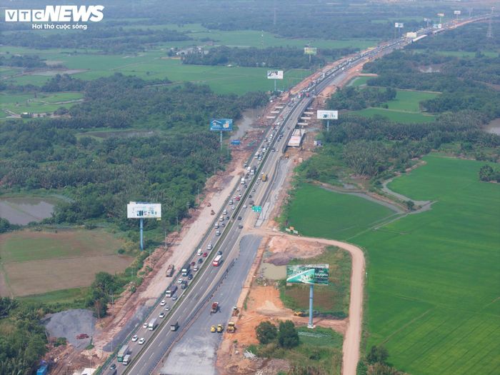 Ngoài khó khăn về giải phóng mặt bằng, dự án còn chịu tác động từ biến động giá nhiên liệu và vật liệu xây dựng như sắt thép, cát, đá tăng cao, trong khi nguồn cung một số loại vật liệu còn hạn chế.