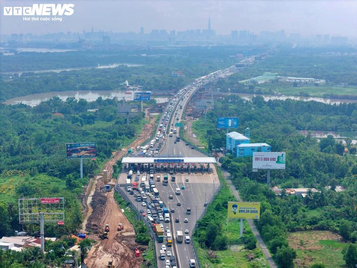 Trong khi đó, phía bờ TP.HCM, tiến độ đường dẫn lên cầu còn chậm hơn do vướng một số vị trí mặt bằng, đặc biệt tại khu vực trụ T12 và T13.