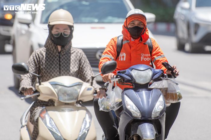 Shipper trên đường phố Hà Nội.