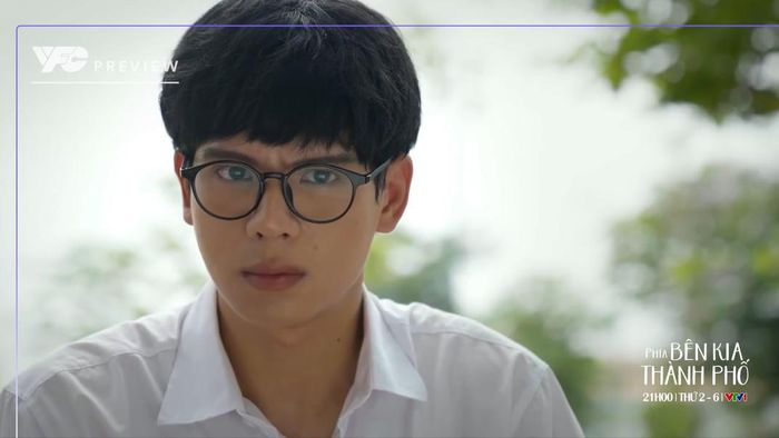 Khuê dường như đã nhận ra điều gì đó. 