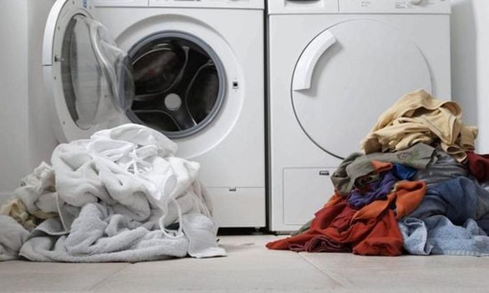 Trước khi cho vào máy giặt, việc đầu tiên cần làm là phân loại chăn ga theo màu sắc và chất liệu. (Ảnh: Thế giới khăn bông)