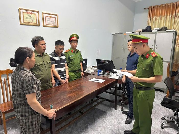 Cán bộ Cơ quan Cảnh sát điều tra Công an tỉnh Quảng Trị đang thi hành quyết định khởi tố đối với một trong số 5 bị can trong vụ án. (Ảnh: CA)