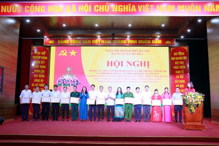 Lãnh đạo xã Mỹ Đức trao Giấy khen của Ban Thường vụ Đảng ủy cho các tập thể có thành tích xuất sắc trong 1 năm qua.