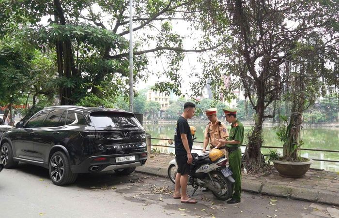Công an phường Kim Liên kiểm tra, xử lý vi phạm quy định dừng, đỗ xe. Ảnh: Hương Nguyễn