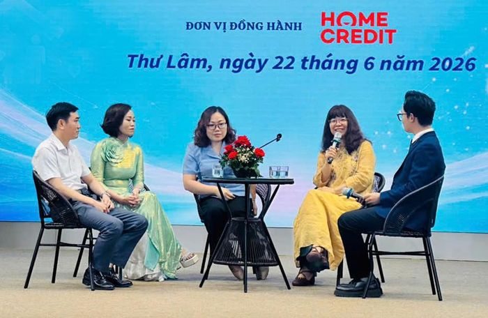 Các đại biểu thảo luận tại tọa đàm “Vun đắp giá trị tốt đẹp của gia đình Thủ đô trong kỷ nguyên số”. Ảnh: Bảo Lâm