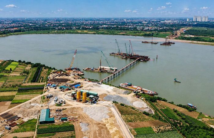 Công trường thi công xây dựng cầu Ngọc Hồi. Ảnh: Phạm Hùng