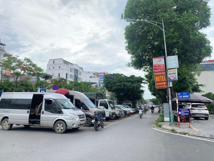 Khu vực Trần Khát Chân được đánh giá là một trong những vị trí có thể triển khai sớm dự án bãi đỗ xe kết hợp trạm sạc. Ảnh: Tuấn Lương