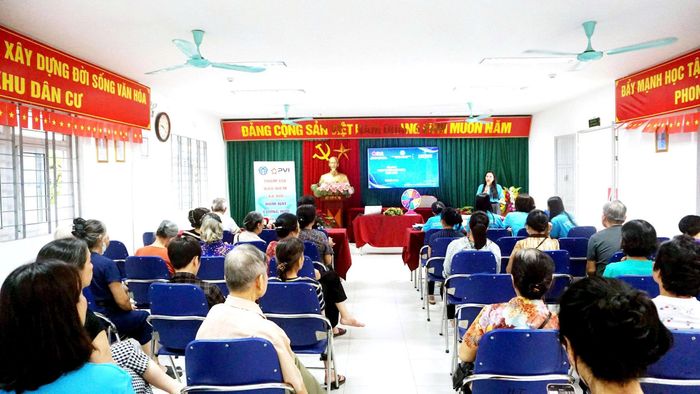 Theo Nghị quyết, từ 1-7-2026, người hoạt động không chuyên trách ở thôn, tổ dân phố được hỗ trợ thêm 50% mức đóng BHYT. Ảnh: B.Duy