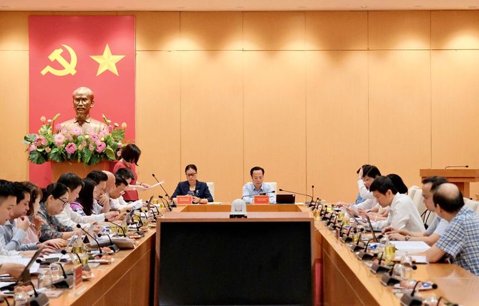 Phó Chủ tịch Thường trực HĐND thành phố Trần Thế Cương chủ trì một cuộc họp thẩm tra của Ban Văn hóa - Xã hội HĐND thành phố. Ảnh: Bảo Chi