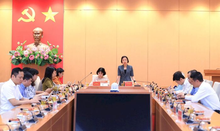Phó Chủ tịch HĐND thành phố Phạm Thị Thanh Mai chủ trì cuộc họp thẩm tra của Ban Khoa học, Công nghệ và Môi trường HĐND thành phố. Ảnh: Bảo Chi