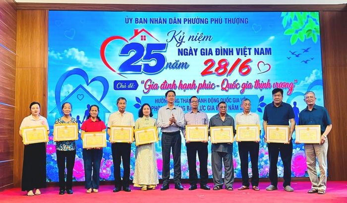 Phó Bí thư Thường trực Đảng ủy phường Phú Thượng Trần Quang Đạo trao khen thưởng cho các gia đình văn hóa tiêu biểu. Ảnh: Tuệ Lâm