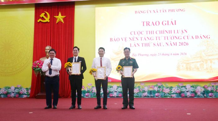 Phó Bí thư Thường trực Đảng ủy xã Tây Phương Nguyễn Mạnh Quân trao giải Nhất cho các tác giả đạt giải. Ảnh: Công Phương