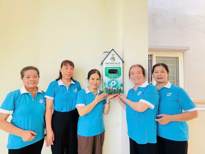 Mô hình Ngôi nhà Pin cũ thu gom pin cũ bảo vệ môi trường của các chi hội phụ nữ phường Từ Liêm. Ảnh: PV