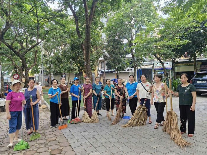 Người dân tại các tổ dân phố dọn vệ sinh, phát huy hiệu quả Tổ dân phố xanh - sạch - đẹp. Ảnh: PV
