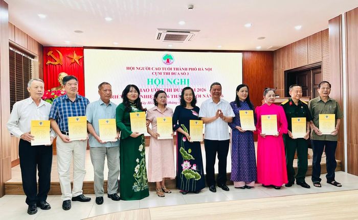Phó Chủ tịch Thường trực Hội Người cao tuổi thành phố Hà Nội Phạm Huy Giáp cùng 10 đơn vị tham dự Lễ ký giao ước thi đua. Ảnh: Bảo Lâm