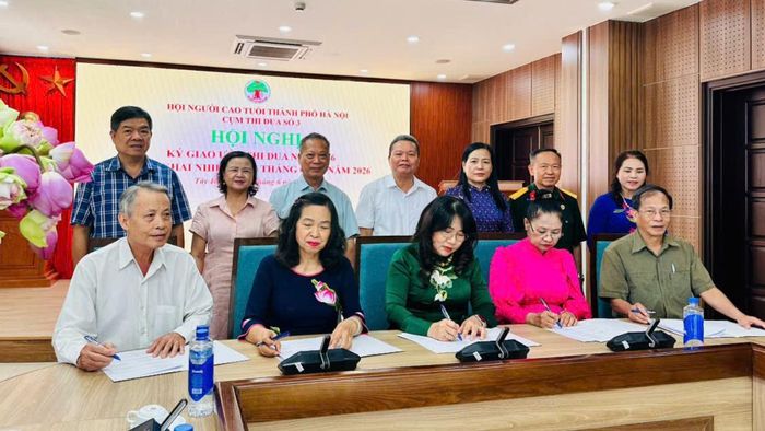Các đơn vị Cụm thi đua số 3, Hội NCT thành phố Hà Nội ký kết giao ước thi đua. Ảnh: Bảo Lâm