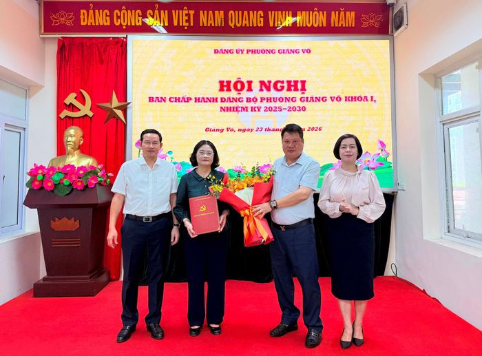 Lãnh đạo phường Giảng Võ trao quyết định cho đồng chí Tô Thị Hải Yến - Bí thư Chi bộ, Hiệu trưởng trường THCS Giảng Võ tham gia Ban Chấp hành Đảng bộ phường Giảng Võ, nhiệm kỳ 2025-2030. Ảnh: TT