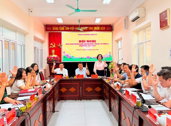 Các đại biểu biểu quyết thông qua các nội dung tại hội nghị. Ảnh: TT