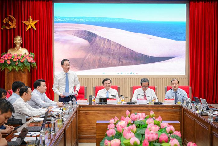 GS.TS Trần Hồng Thái điều hành phần thảo luận tại hội thảo. Ảnh: Phạm Cường