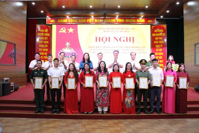 Lãnh đạo xã Mỹ Đức trao giải cho các tác giả đạt giải Cuộc thi chính luận bảo vệ nền tảng tư tưởng của Đảng lần thứ sáu. Ảnh: Biên Phạm