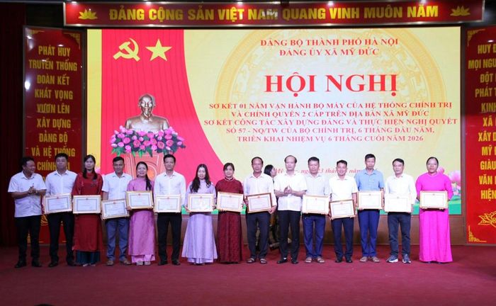 Lãnh đạo xã Mỹ Đức trao Giấy khen của Chủ tịch UBND xã cho các tập thể có thành tích xuất sắc trong 1 năm vận hành mô hình chính quyền địa phương hai cấp. Ảnh: Biên Phạm
