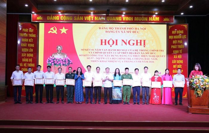 Lãnh đạo xã Mỹ Đức trao Giấy khen của Ban Thường vụ Đảng ủy cho các tập thể có thành tích xuất sắc trong 1 năm vận hành mô hình chính quyền địa phương hai cấp. Ảnh: Biên Phạm