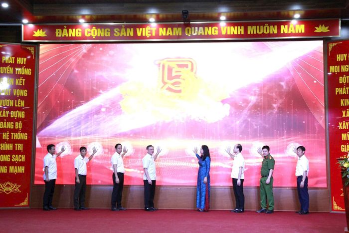 Lãnh đạo xã Mỹ Đức ấn nút phát động Cuộc thi trực tuyến “Tìm hiểu Nghị quyết số 02-NQ/TW của Bộ Chính trị và Chỉ thị số 09-CT/TU của Ban Thường vụ Thành ủy Hà Nội trên địa bàn xã Mỹ Đức”. Ảnh: Biên Phạm