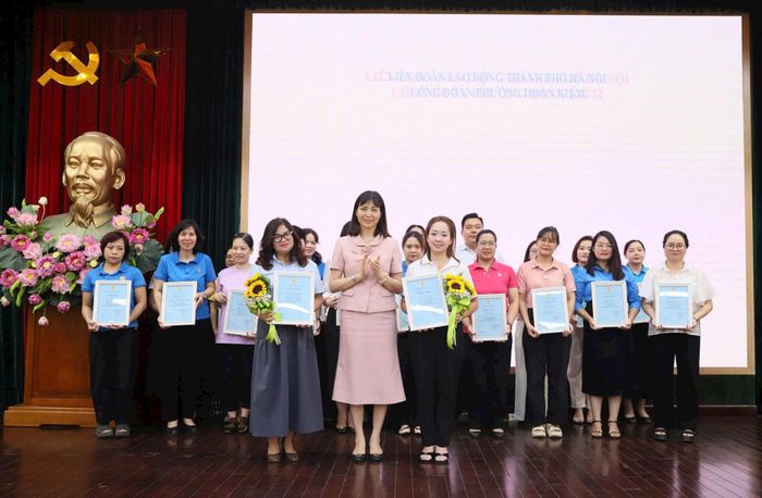 Phó Bí thư Thường trực Đảng ủy, Chủ tịch HĐND phường Hoàn Kiếm Trương Thị Thanh Nhàn trao giải Cuộc thi sáng tạo ấn phẩm AI “Công đoàn Hoàn Kiếm đổi mới sáng tạo - kết nối vươn xa”. Ảnh: PV