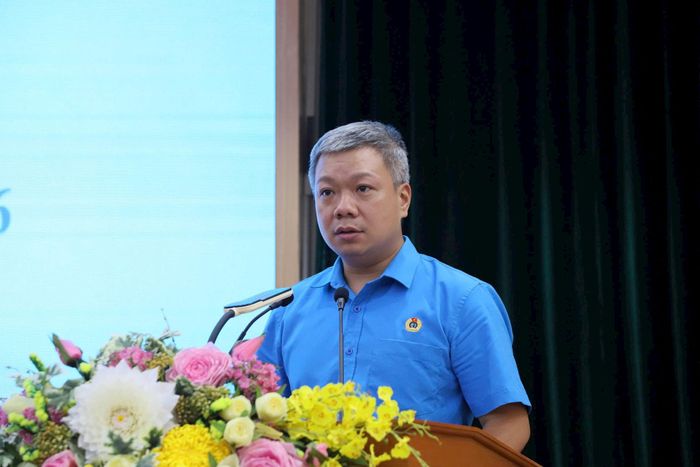 Chủ tịch Công đoàn phường Hoàn Kiếm Đinh Sỹ Đạt phát biểu tại hội nghị. Ảnh: PV