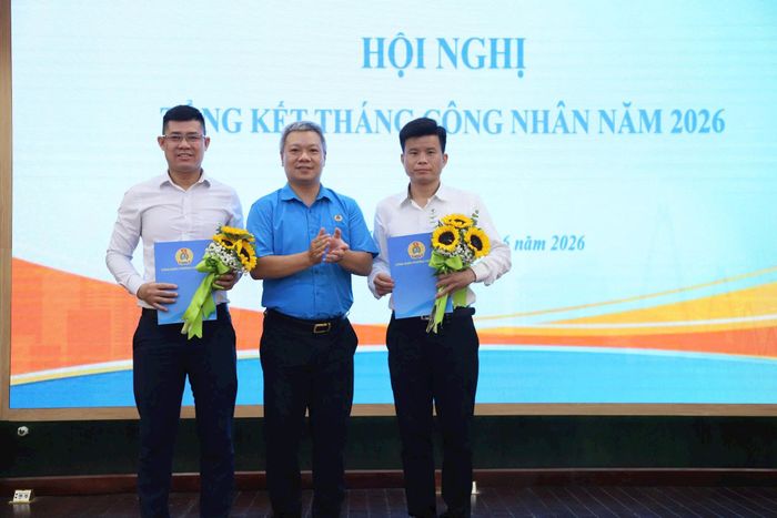 Công đoàn phường Hoàn Kiếm tiếp nhận 2 công đoàn cơ sở. Ảnh: PV