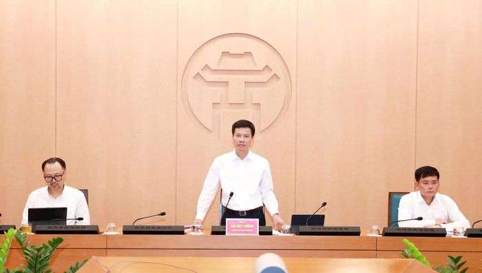 Phó Chủ tịch UBND thành phố Hà Nội Bùi Duy Cường phát biểu tại cuộc họp. Ảnh: Hương Ly