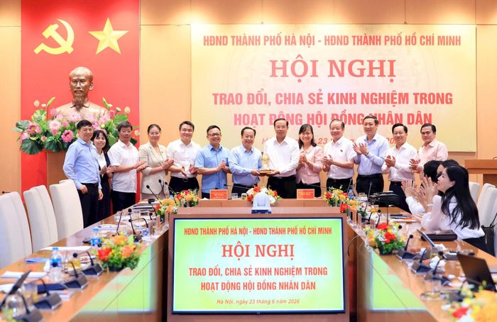 HĐND thành phố Hà Nội tặng quà lưu niệm HĐND thành phố Hồ Chí Minh. Ảnh: MH