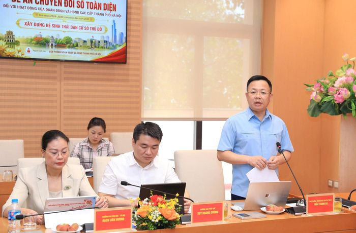 Phó Trưởng đoàn chuyên trách Đoàn đại biểu Quốc hội thành phố Hà Nội Trần Thanh Hà trao đổi về công tác ứng dụng công nghệ thông tin, chuyển đổi số. Ảnh: MH