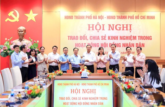 HĐND thành phố Hồ Chí Minh tặng quà lưu niệm HĐND thành phố Hà Nội. Ảnh: MH
