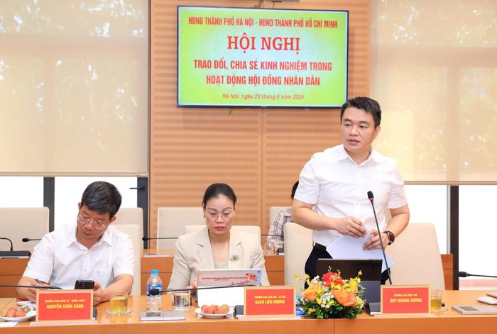 Trưởng ban Pháp chế HĐND thành phố Hà Nội Duy Hoàng Dương trao đổi về kinh nghiệm triển khai Luật Thủ đô năm 2026. Ảnh: MH