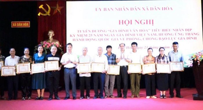 Dịp này, 27 gia đình văn hóa tiêu biểu của xã được tuyên dương. Ảnh: DH.