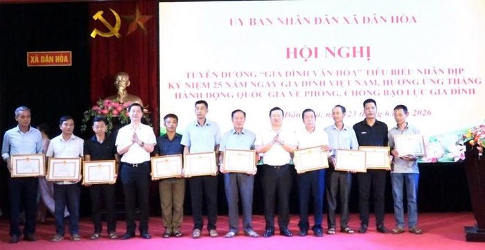 Lãnh đạo xã Dân Hòa trao khen thưởng tới đại diện các gia đình văn hóa. Ảnh: DH.