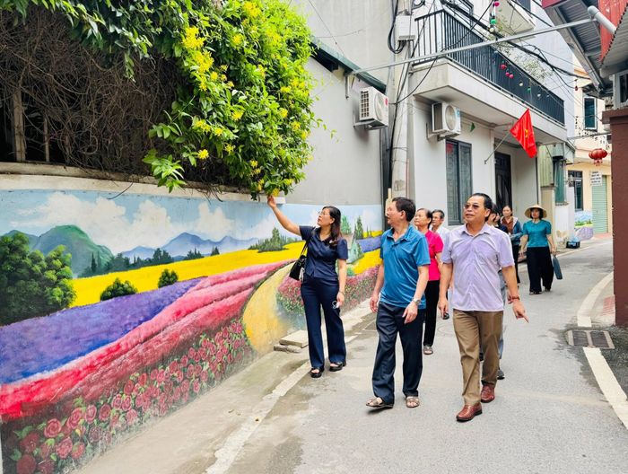 Tuyến đường bích họa tại thôn Cựu Quán. Ảnh: HĐ