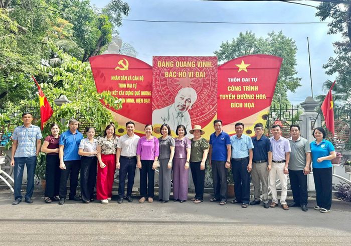 Mô hình tuyến đường hoa bích họa tại thôn Đại Tự. Ảnh: HĐ