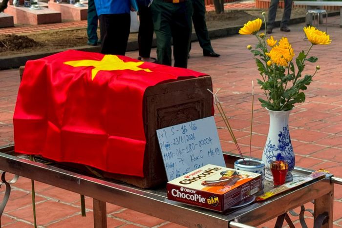 Thực hiện nghi thức phủ Quốc kỳ trang trọng, tri ân Anh hùng liệt sĩ đã hy sinh vì độc lập, tự do của Tổ quốc. Ảnh: Mai Hoa
