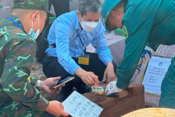 Thực hiện quy trình số hóa dữ liệu thông tin về vị trí, tọa độ mộ liệt sĩ. Ảnh: Mai Hoa