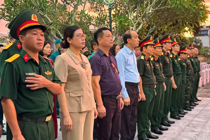 Thành kính thực hiện nghi thức dâng hương, dâng lễ trước Đài tưởng niệm Tổ quốc ghi công tại Nghĩa trang liệt sĩ Yên Viên (Hà Nội). Ảnh: Mai Hoa