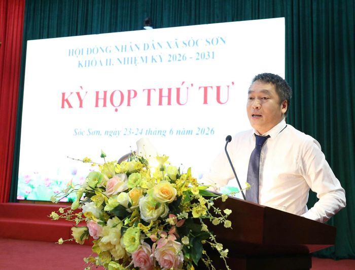 Bí thư Đảng ủy xã Sóc Sơn Bùi Bảo Tuấn phát biểu tại kỳ họp. Ảnh: Tùng Nguyễn.