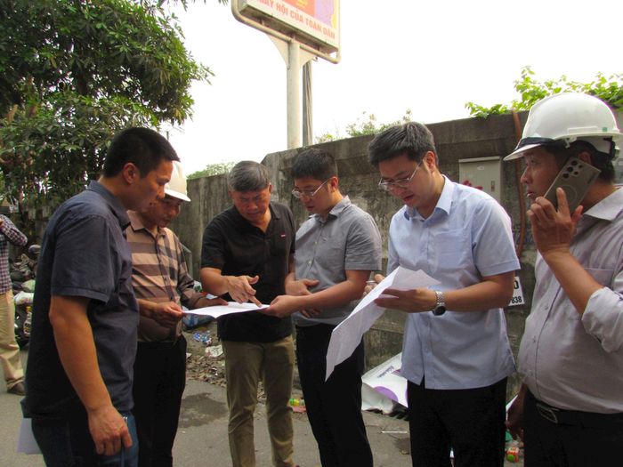 Chủ tịch UBND phường Hồng Hà Lê Hồng Thắng kiểm tra thực địa, trao đổi với đơn vị thi công dự án. Ảnh: PV