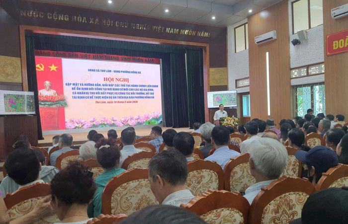 Phường Hồng Hà và xã Thư Lâm phối hợp hướng dẫn thủ tục hành chính cho người dân tái định cư. Ảnh: PV