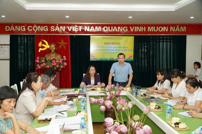 Phó Chủ tịch UBND phường Phúc Lợi Bùi Anh Tuấn phát biểu. Ảnh: Nguyễn Bình