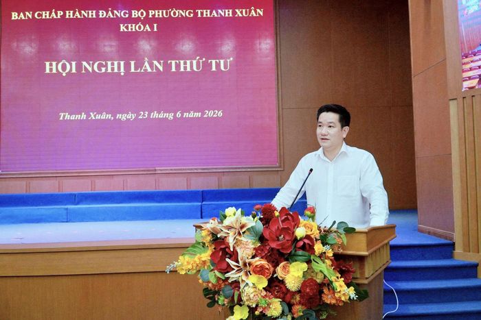 Bí thư Đảng ủy, Chủ tịch HĐND phường Thanh Xuân Nguyễn Huy Cường phát biểu tại hội nghị. Ảnh: Tùng Lâm