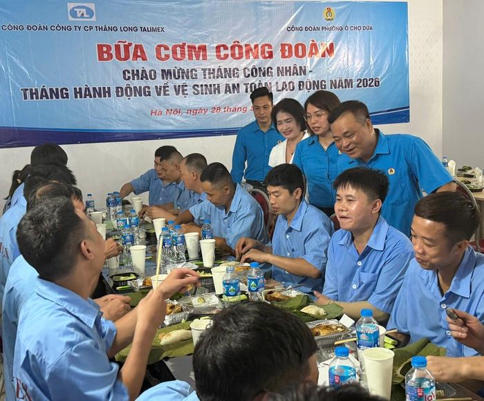 Ban lãnh đạo Công đoàn phường Ô Chợ Dừa đã tham dự và động viên công nhân lao động tại chương trình "Bữa cơm Công đoàn".